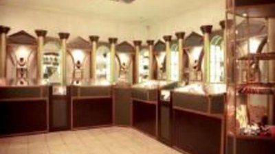 Продавщицы ювелирного магазина задержали грабителя