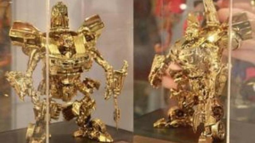 Золотые фигурки трансформеров были представлены на выставке в Гонконге