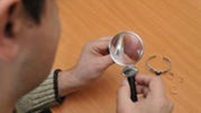На владельца ювелирного, торговавшего украшениями с поддельными клеймами, завели дело