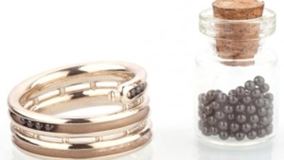 Специальное обручальное кольцо считает годы в браке
