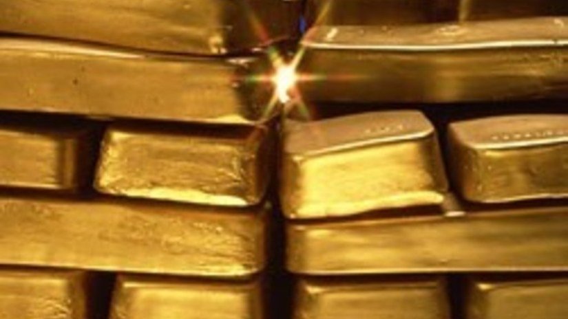 Цена на золото достигла рекордной отметки за 27 лет
