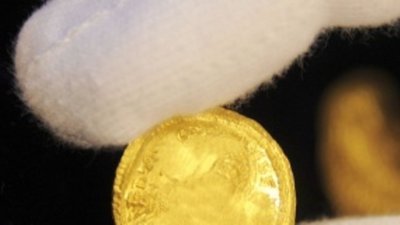 Аквалангисты-любители нашли клад золотых монет на дне Средиземного моря