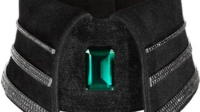 Карл Лагерфельд создал самый дорогой воротник в истории