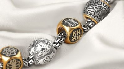 «Русские самоцветы» специально для Прихода Спасо-Преображенского храма о. Кижи Петрозаводской и Карельской Митрополии Русской Православной Церкви (Московский Патриархат) изготовили подвески-шармы с изображением храма и названием острова