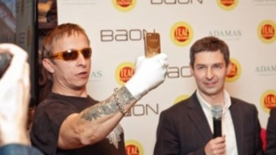 Презентация золотого смартфона от АДАМАС