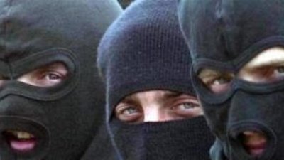 Трое в масках с пистолетами и молотком ограбили ювелирный магазин