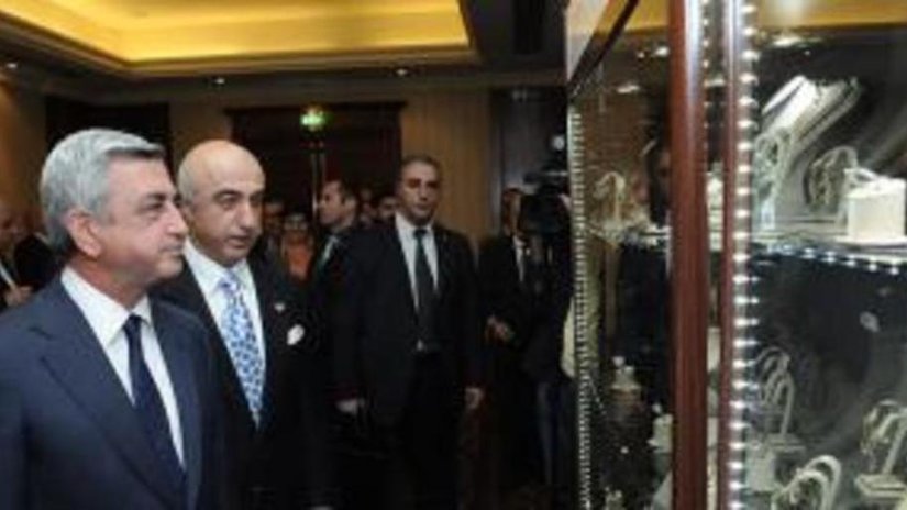 Президент Армении посетил открывшуюся в Ереване выставку ювелирных изделий