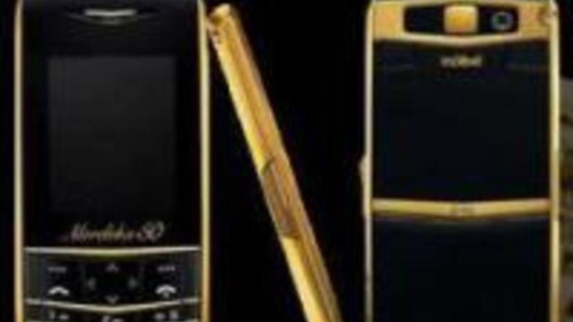 Мобильный телефон, покрытый чистым золотом