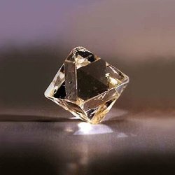 Полковник в отставке нашел на даче крупный алмаз