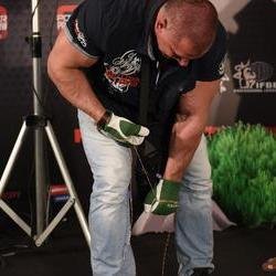 Знаменитые бодибилдеры оценили прочность золотых цепей АДАМАС