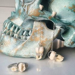 Девушка-ювелир делает украшения с человеческими зубами и костями