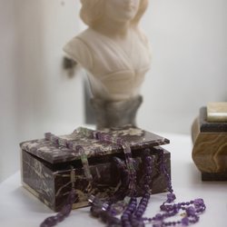 В столице Израиля открылся эксклюзивный бутик антикварных украшений Натали Вайсберг