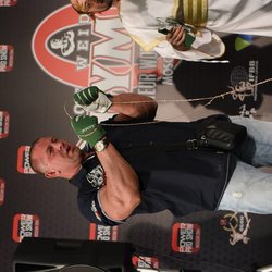 Знаменитые бодибилдеры оценили прочность золотых цепей АДАМАС