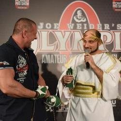 Знаменитые бодибилдеры оценили прочность золотых цепей АДАМАС