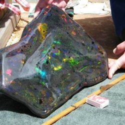 Нашли самый крупный камень опал в мире.