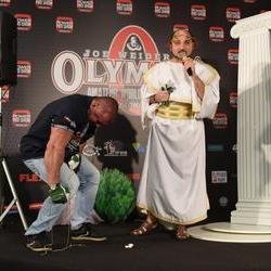 Знаменитые бодибилдеры оценили прочность золотых цепей АДАМАС