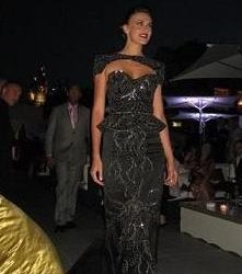 Платье с уникальными черными бриллиантами оценили в 4 миллиона евро