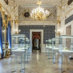 Роскошная коллекция ювелирных украшений Фаберже в Санкт-Петербурге открыта для широко доступа