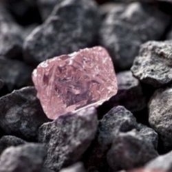 В Австралии обнаружен редчайший огромных размеров розовый алмаз.