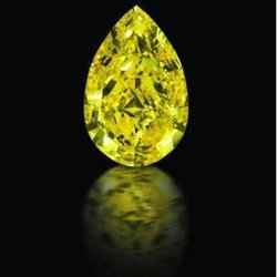 Каплеподобный бриллиант продали за 11 миллионов USD на аукционе.