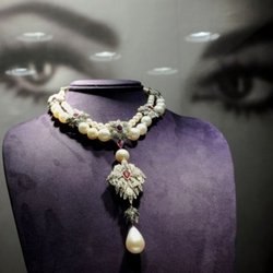 Ожерелье легендарной голливудской актрисы Элизабет Тейлор продали
