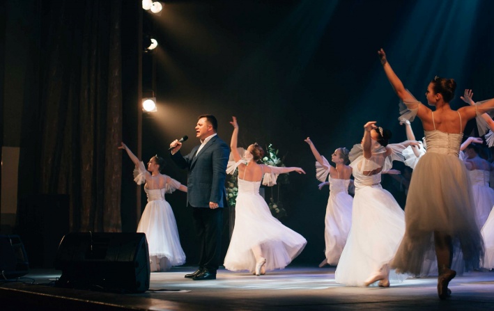 Во время недавнего празднования пятилетия «Силы природы» Андрей Саламатин вспомнил годы учебы в институте культуры и исполнил со сцены песню для жены