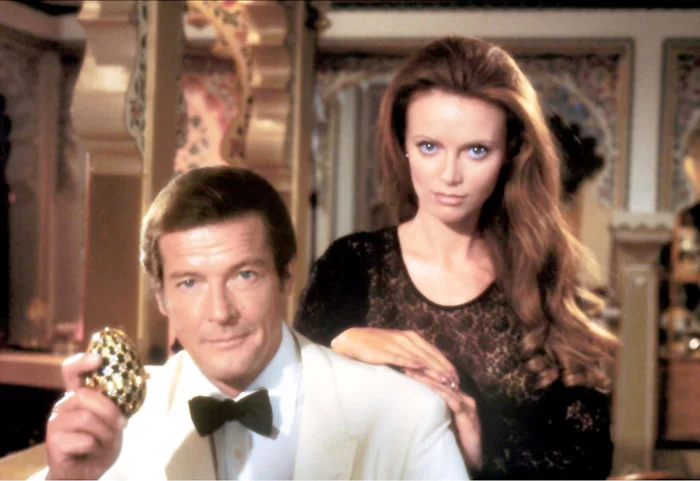 Копия «Коронационного» побывала в руках Агента 007. Роджер МУР и Мод Адамс в фильме «Осьминожка» (1983 год)