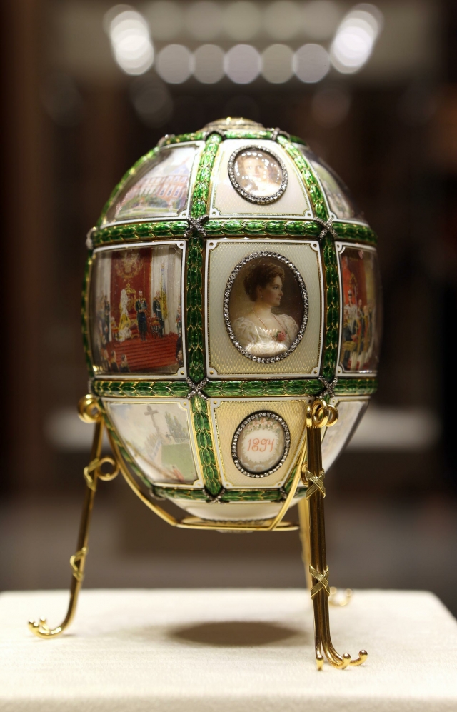 Яйцо Фаберже «15-я годовщина царствования». Золотое яйцо, разделенное на 16 секторов, в каждой из которых — миниатюры (7 портретов членов семьи и 9 сцен царствования, включая коронацию, открытие музеев и памятников, обретение мощей Серафима Саровского).