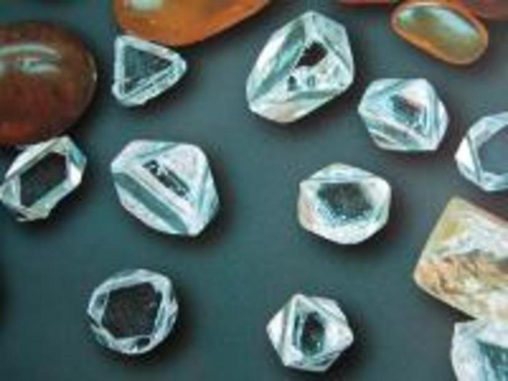 Природные алмазы россии. Промышленный Алмаз. Драгоценные камни в промышленности. Технические Алмазы. Алмаз среди камней.