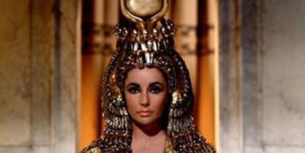 Золотой плащ Элизабет Тейлор продан за 37 тысяч фунтов