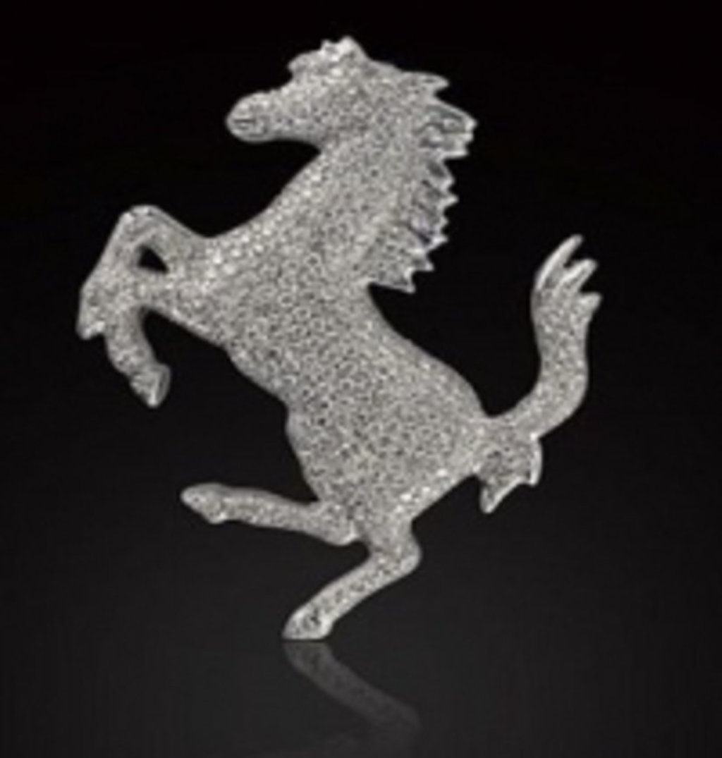 В продажу поступила стильная брошь Ferrari Masterpiece