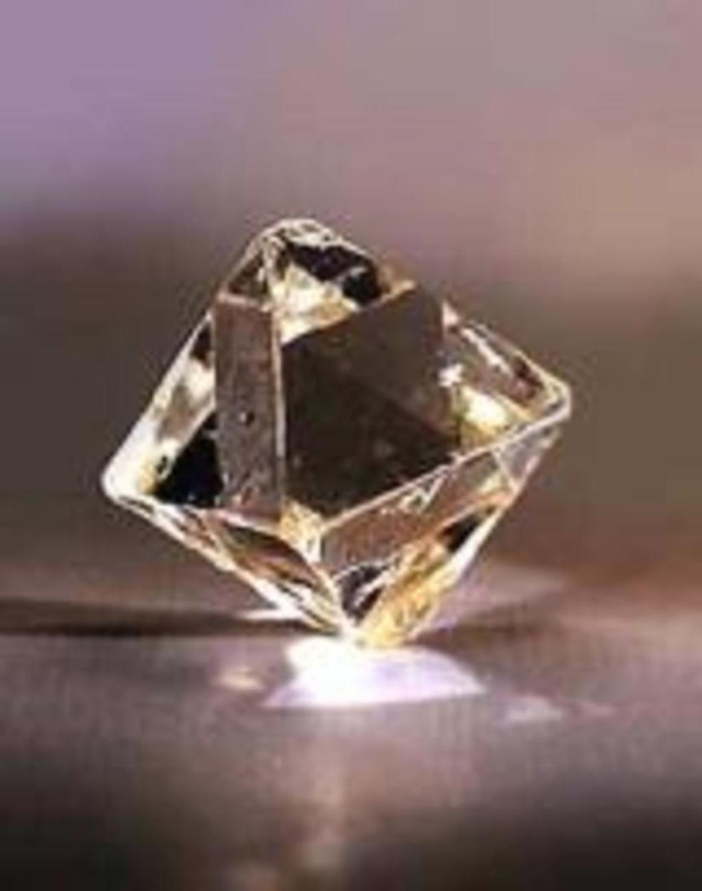 Октаэдр кристаллы. Минерал Алмаз октаэдр. Кристалл алмаза октаэдр. Алмаз октаэдрической формы. Кристаллы алмаза в форме октаэдра.