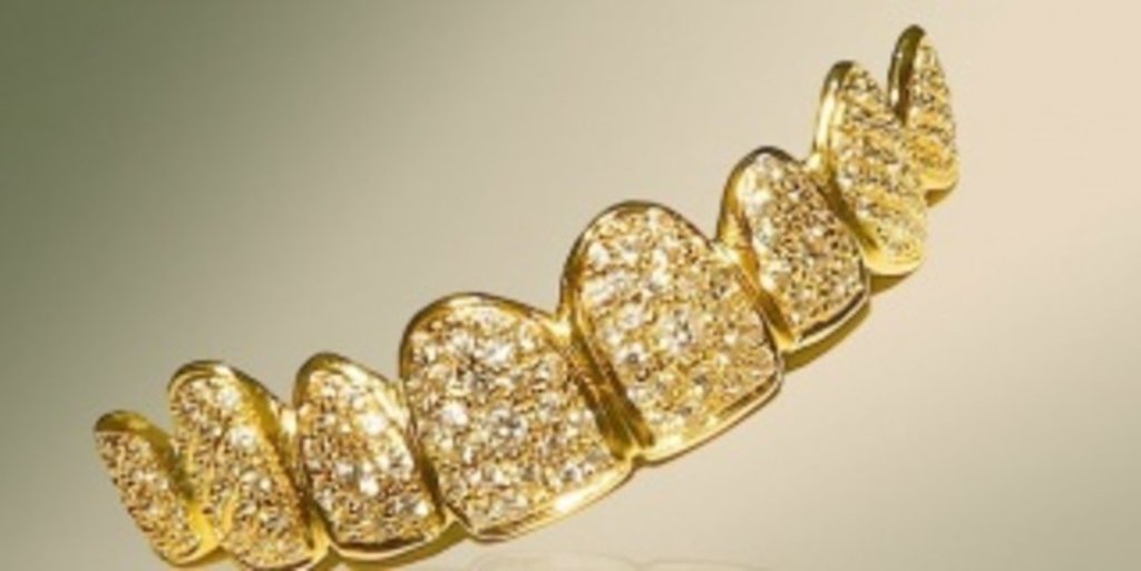 В Дубае стоматологи изготовили золотые накладки на зубы