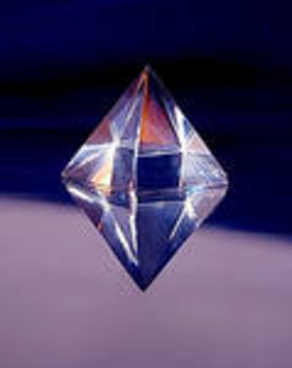 Октаэдр кристаллы. Кристалл алмаза октаэдр. Флюорит октаэдр. Звездчатый октаэдр Кристалл. Шпинель октаэдр.