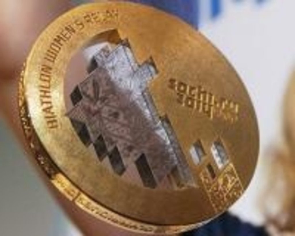 17 19 com. Медали Сочи 2014. Золотая медаль Олимпийских игр 2014. Олимпийские игры в Сочи медали. Олимпийская Золотая медаль Сочи.