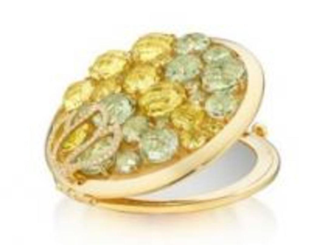 L'Oreal подарила драгоценные пудреницы