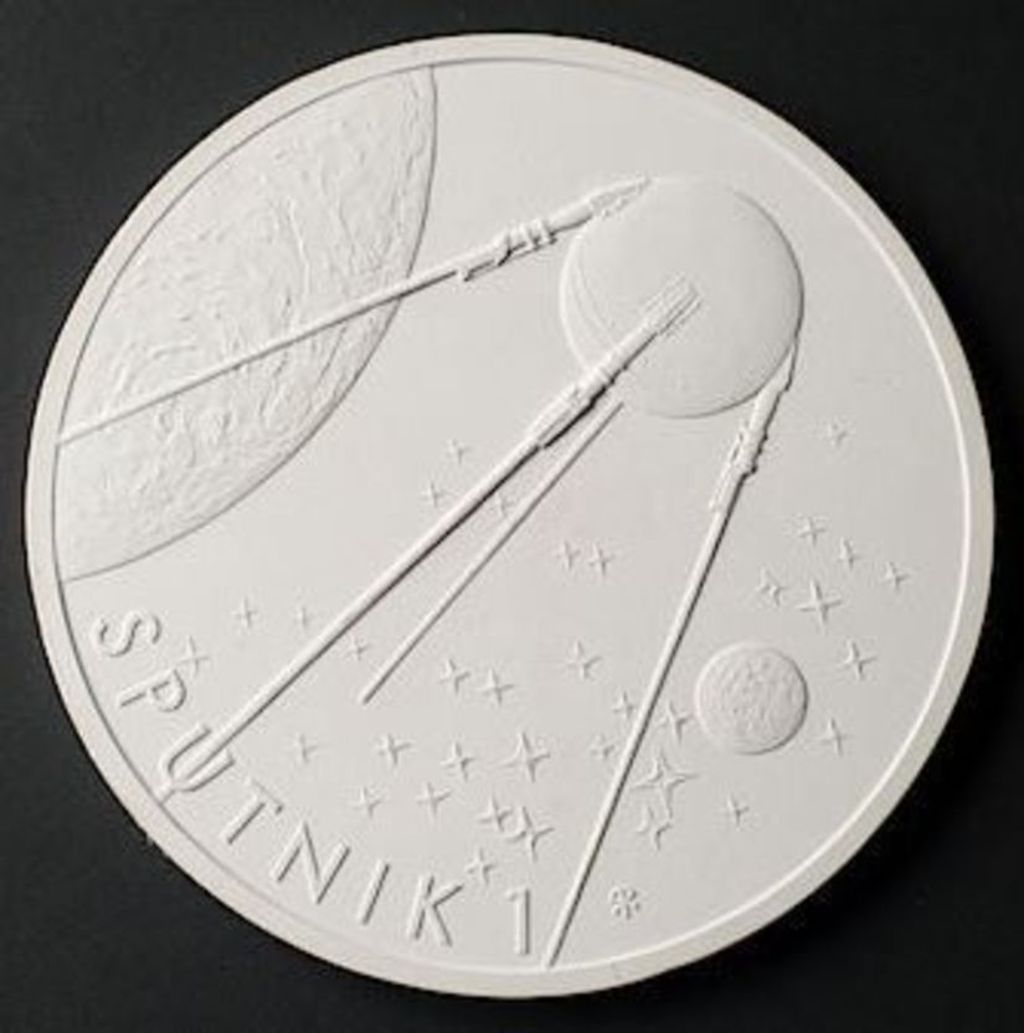 Чешский монетный двор выпустил серебряную монету с изображением первого в мире искусственного спутника Земли