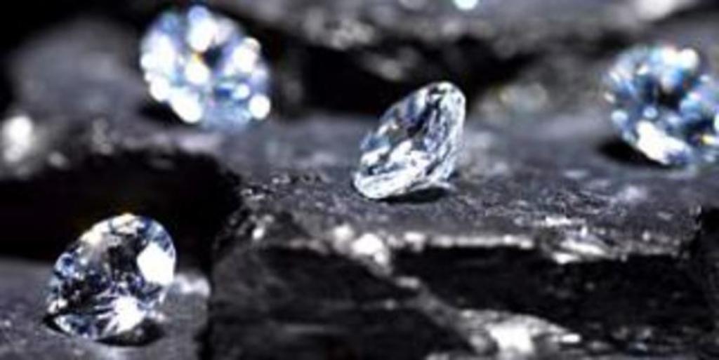 Каменный уголь и алмаз. Уголь графит Алмаз. Углерод Алмаз. Алмаз среди камней.