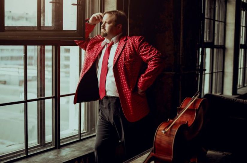 На Всемирной янтарной неделе виолончель Борислава Струлева (Нью-Йорк) инкрустируют янтарем