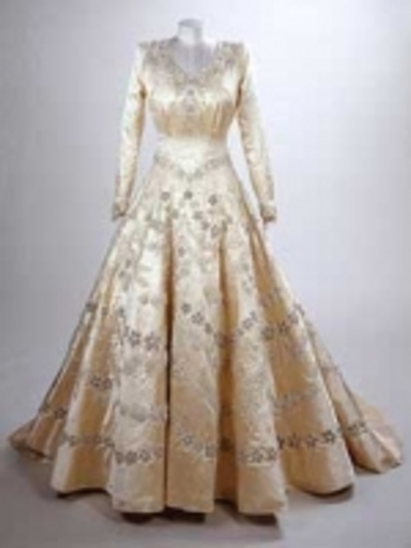 Расшитое жемчугом платье и драгоценности королевы - на выставке в Букингемском дворце