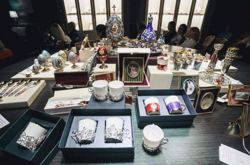 «Русские самоцветы» представили в Сочи роскошную коллекцию эмалево-филигранной посуды и столового серебра